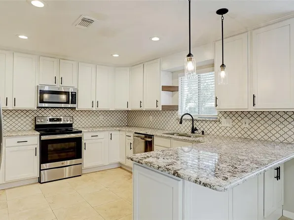 11822 Park Creek Dr, Houston, TX 77070