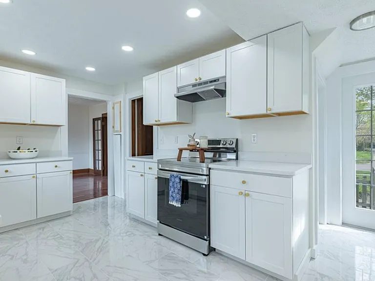 9 Wiltshire Blvd — Photo 5