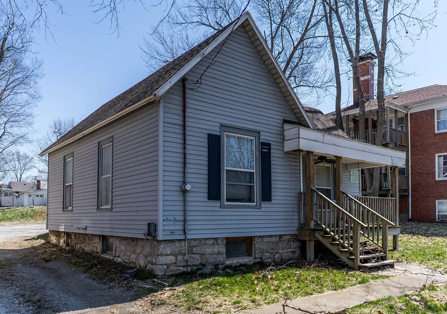 Remodeled 3 bedroom home with working fireplace! — Photo 2