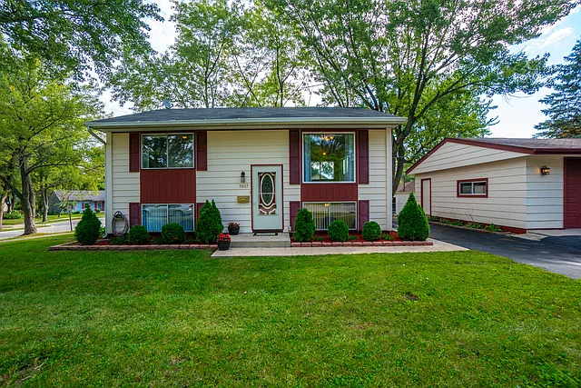 3607 John St photo 1