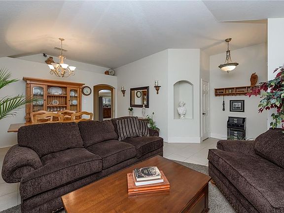 4th image of 493 Willowlake Dr
