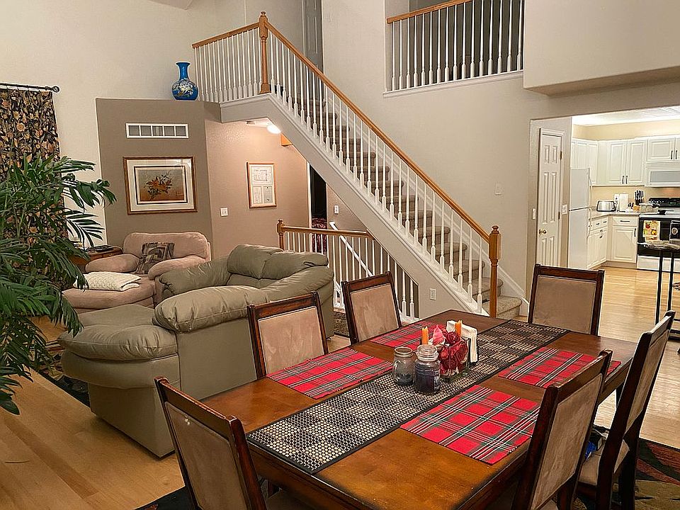 Furnished living+dining room