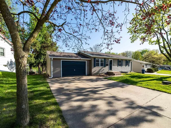 2405 W 41st St, Davenport, IA 52806