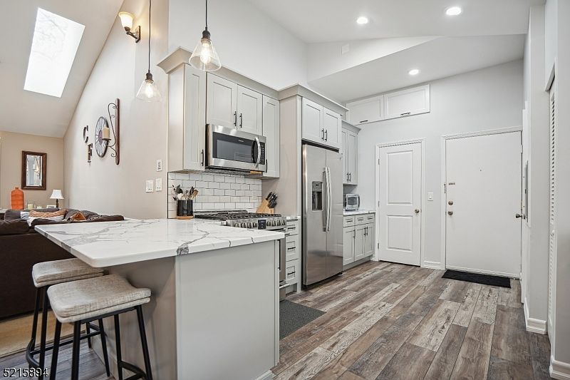 1st image of 349 Bloomfield Ave #121