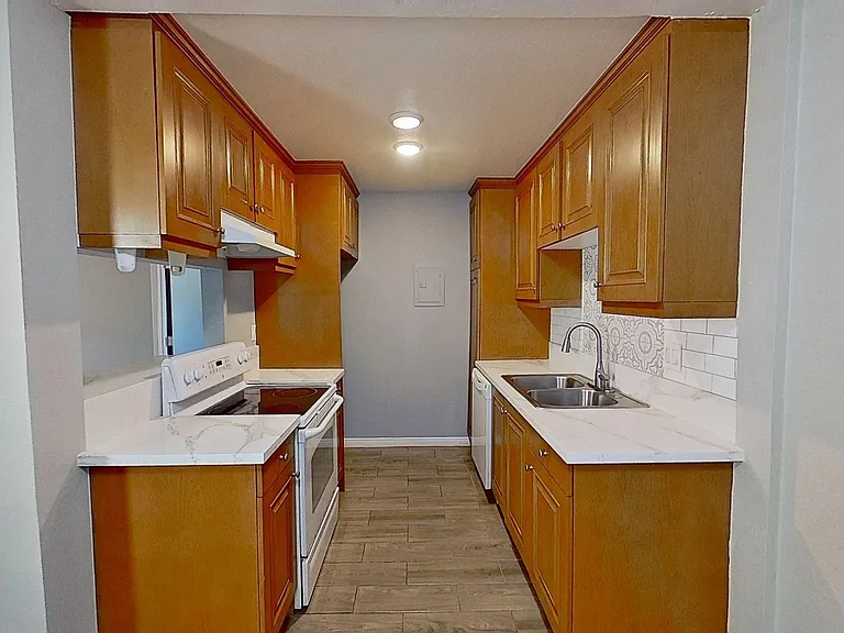 1040 W Macarthur Blvd #45 — Photo 8