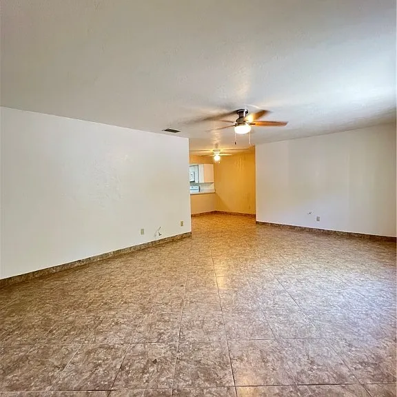 1825 Oak Ln — Photo 3