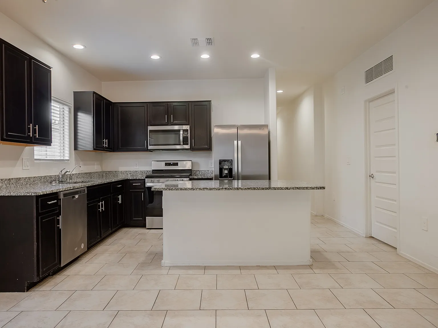 5 bed, 1914 sqft, $2,500 — Photo 2