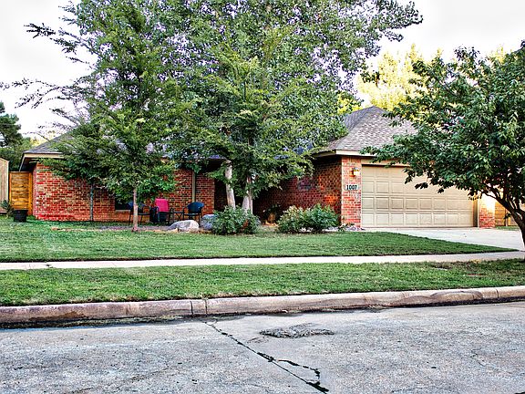 2 car garage w/ 3rd car pad