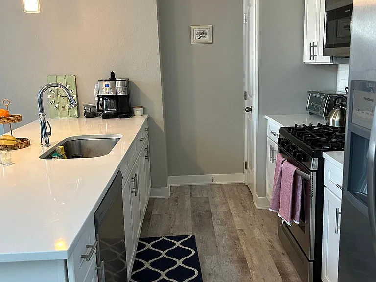 1516 NE Mocking Bird Ln — Photo 2