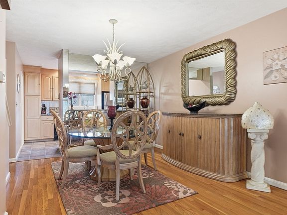 5th image of 914 Sherwood Forest Ln Unit 914