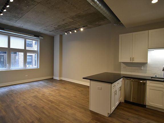 3rd image of 3817-45 N Broadway St #3833-319