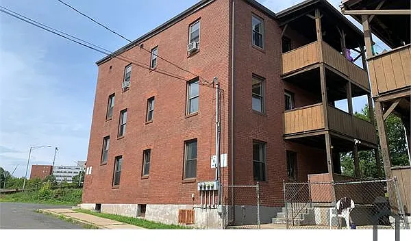 3 bed, 1000 sqft, $2,050 — Photo 1