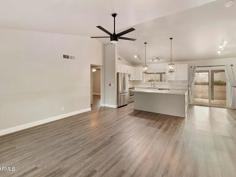 1749 N Ricardo — Photo 5