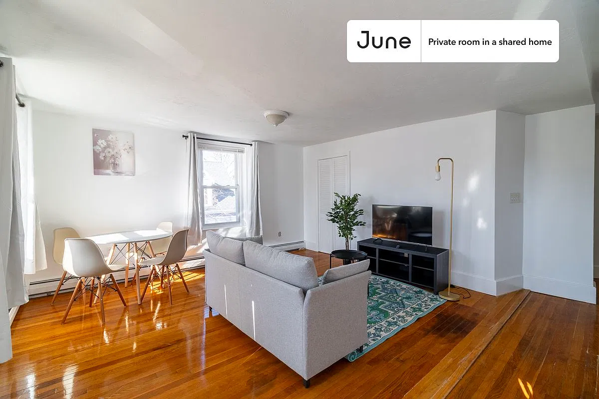 Queen bedroom in 4 bed/2 bath home in Newton Corner #925 D — Photo 4