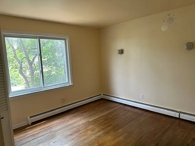 182 Ashton St — Photo 2
