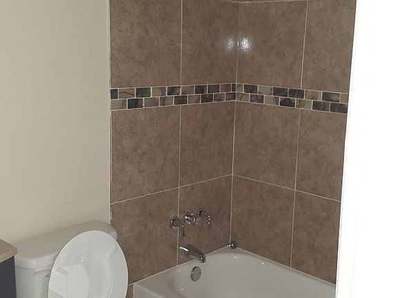 5th image of 705 E 6th St APT 11