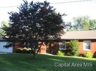 1129 Henkle Dr, Pawnee, IL 62558