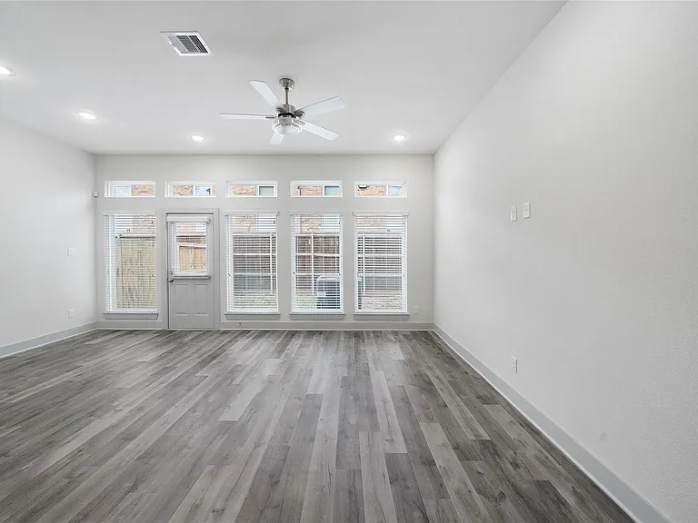 7242 Saint Augustine St #B — Photo 8