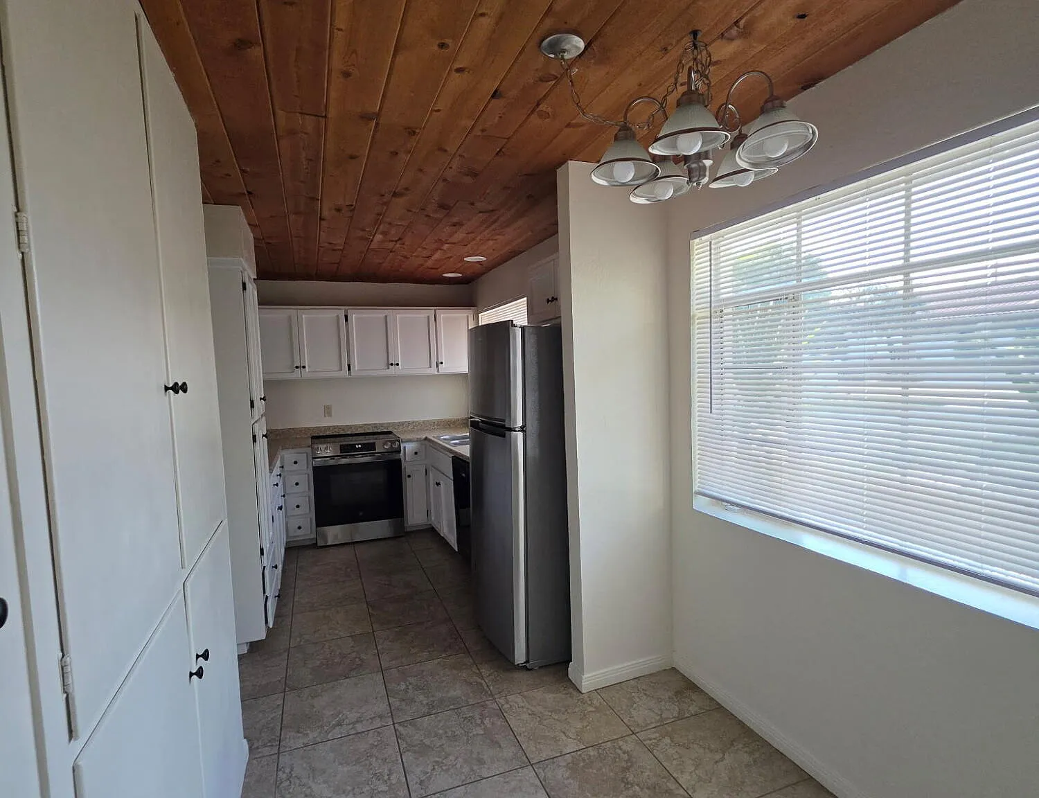 3 bed, 2.0 bath, 1548 sqft, $2,950 — Photo 2