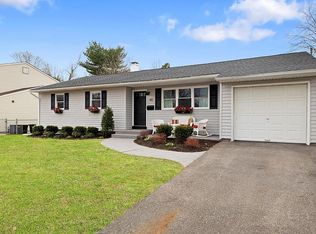 40 West Dr, Kings Park, NY 11754