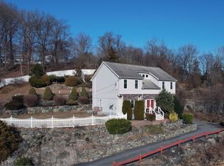 77 Knolls Rd, Bloomingdale, NJ 07403