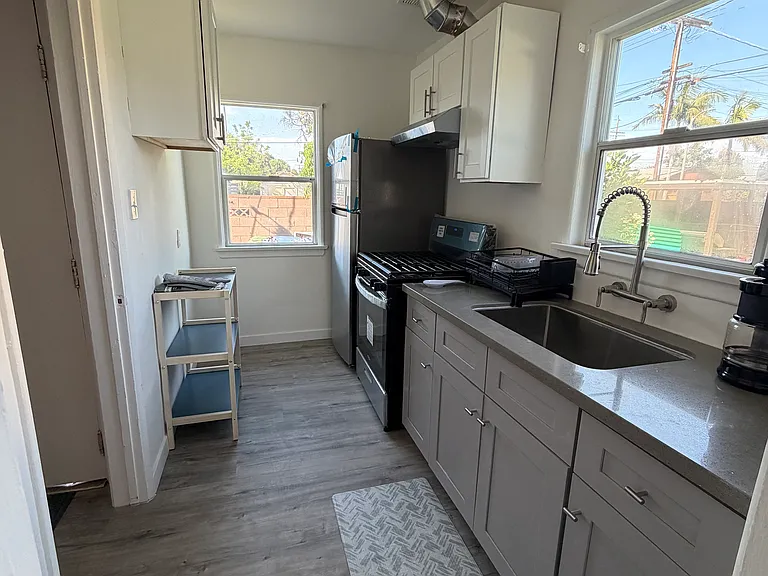 1916 W 38th Pl — Photo 3