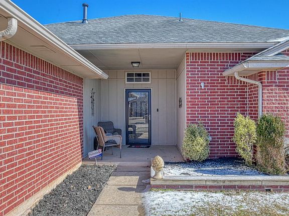 4th image of 305 Amanda Dr