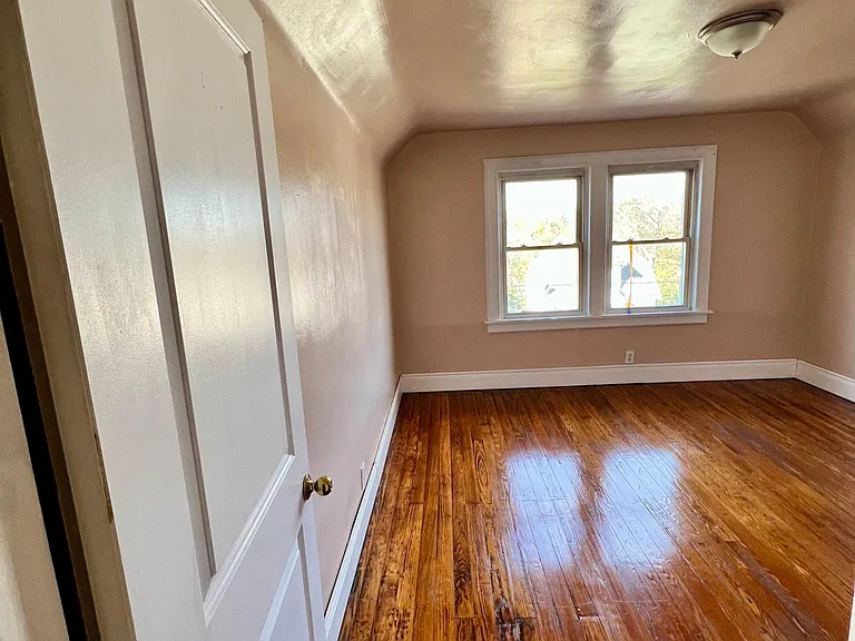 726 Woodlawn Ave — Photo 8