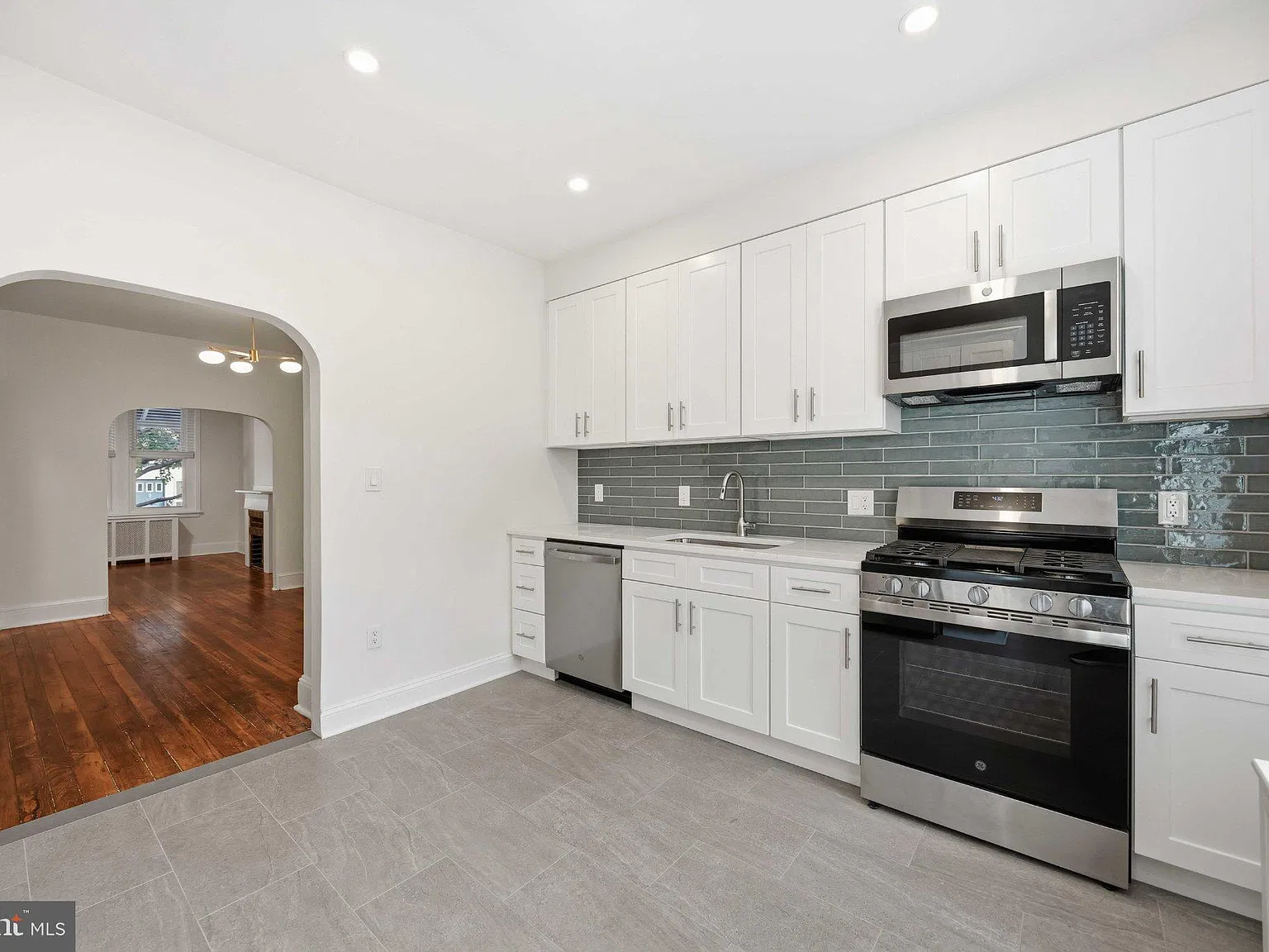 2 bed, 1.0 bath, 1120 sqft, $2,300 — Photo 4