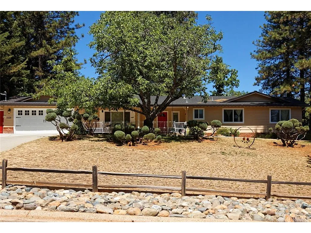 1526 Forest Cir photo 1