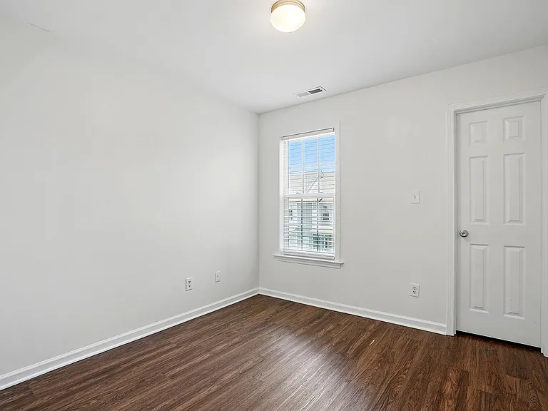401 Whitehall Ct — Photo 8