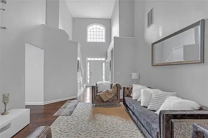 4 bed, 2.5 bath, 2848 sqft, $3,200 — Photo 4