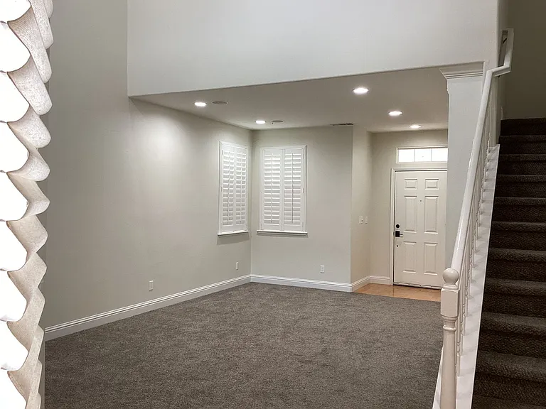 741 W Barcelona Ln — Photo 3