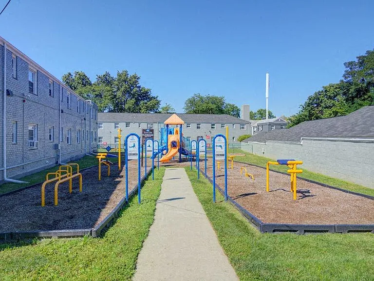 Elmwood Village Apartments and Townhomes — Photo 15