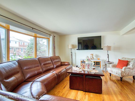 4th image of 7 E Broadway