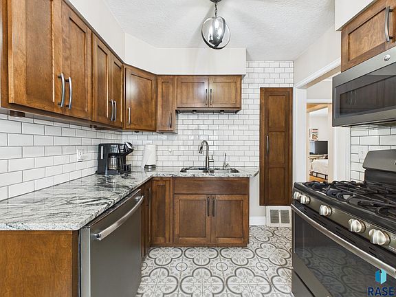 5th image of 727 E Wiswall Pl