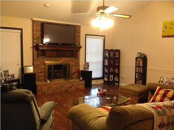 Cheerful foyer which is large enough to accommodate significant furniture.
