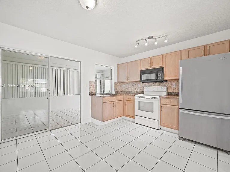 7004 NW 67th Ave — Photo 3