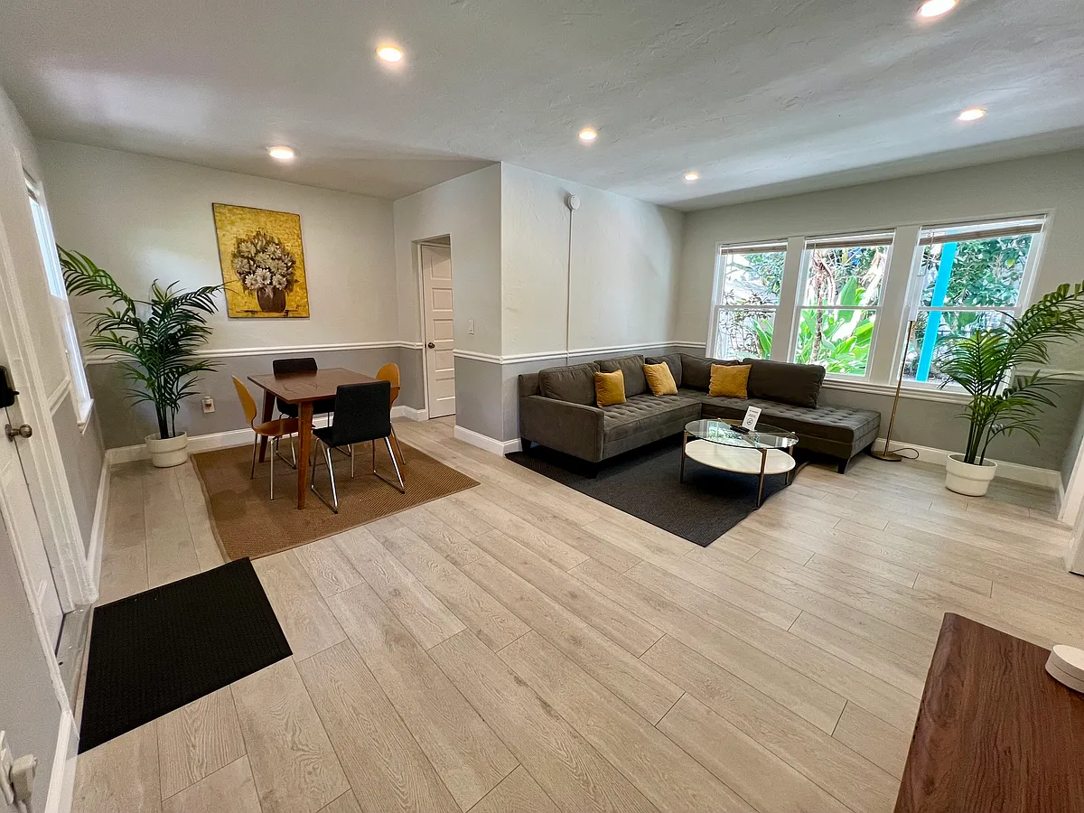 Building Photo - 6030 N Bayshore Dr #2