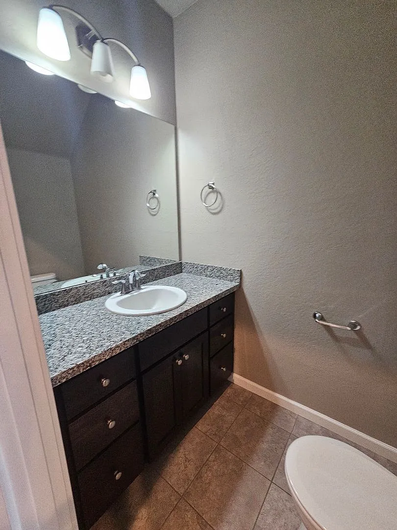 Beautiful newly constructed townhomes in East Medford — Photo 3