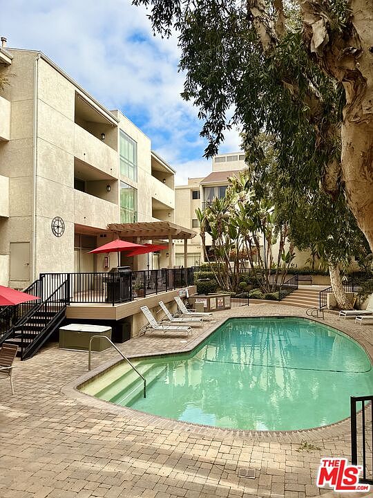 1st image of 5325 Newcastle Ave Unit 227
