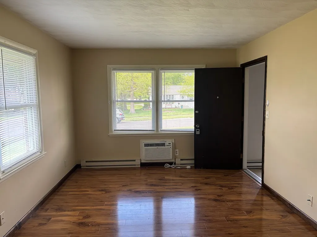 Building Photo - 1515 Golfview #B
