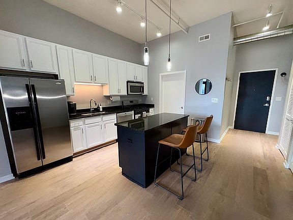 3rd image of 740 W Fulton St APT 1112
