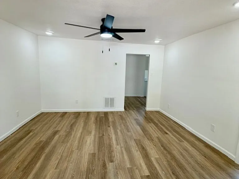 924 Hubert St — Photo 2