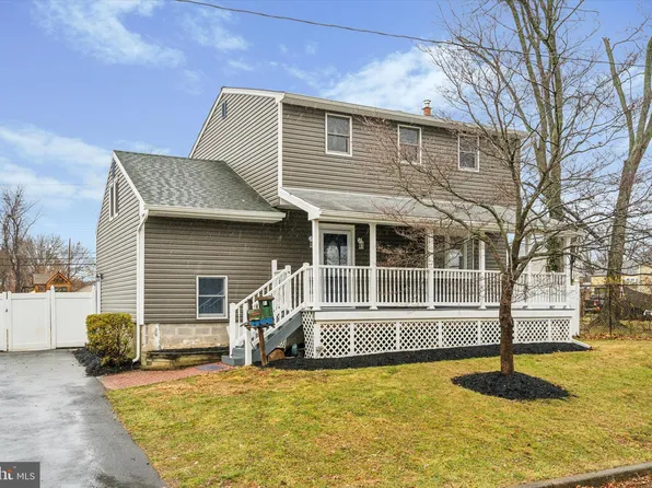 15 Green Lynne Dr, Levittown, PA 19057