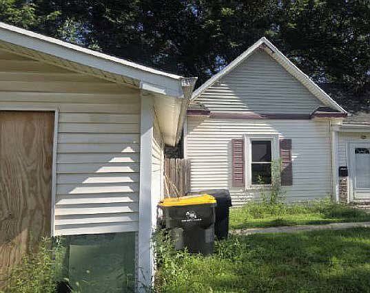 3rd image of 1726 Main St
