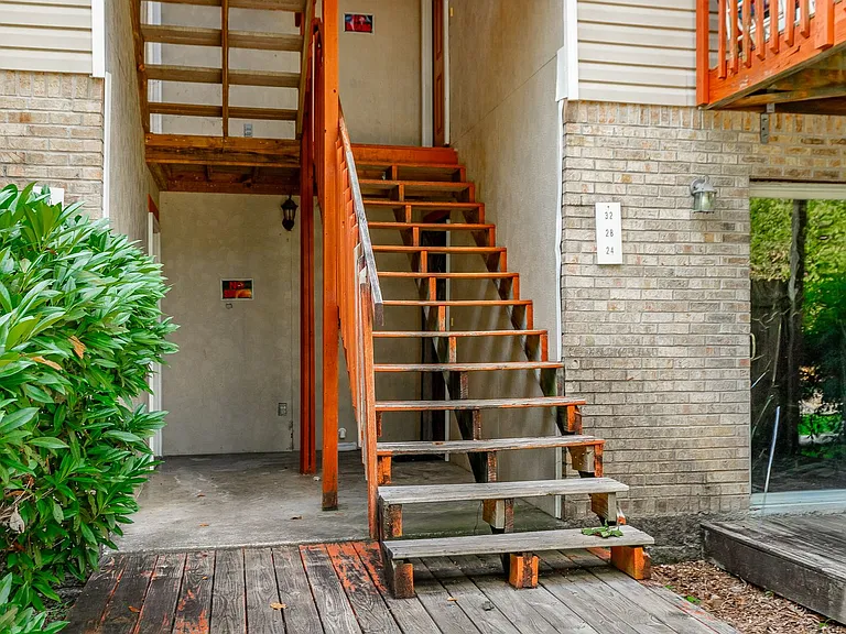 Eastwood Court Apartments — Photo 25