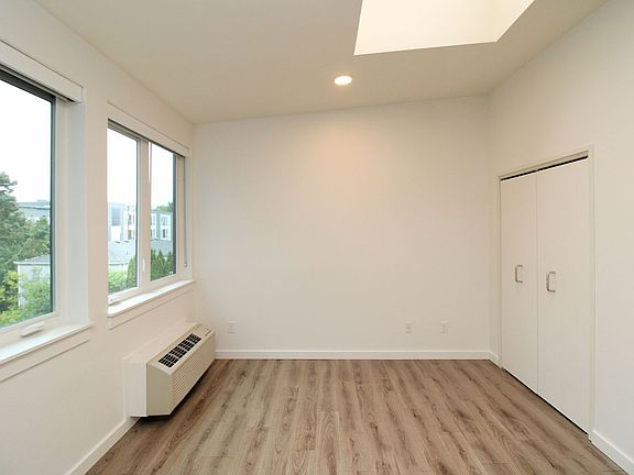 5th image of 2919 SE Division St #302