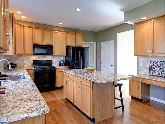 4th image of 809 Tremont Dr