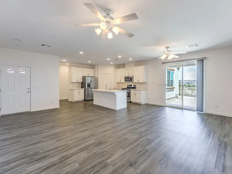 1535 Franklin Ln — Photo 4